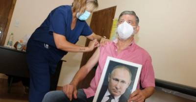 Мэр аргентинского города объяснил, почему прививался от ковида с портретом Путина в руках