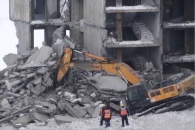 В Норильске часть 9-этажки обрушилась на экскаватор во время сноса