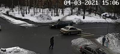 "Пара шагов – и беда": Водитель чуть не сбил женщину на переходе в Петрозаводске (ВИДЕО)