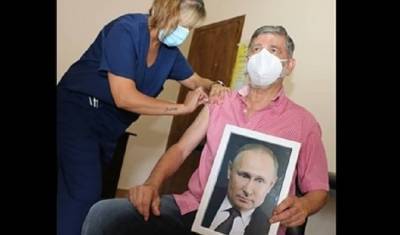 Мэр аргентинского города привился от коронавируса в компании с Путиным