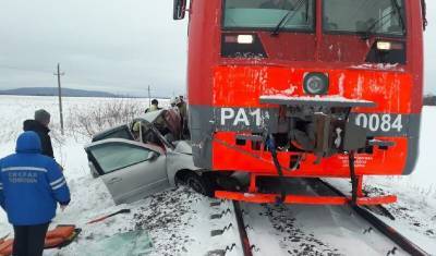 В Башкирии «Лада Калина» въехала в поезд: погибли женщина и мужчина