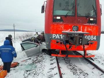 В Башкирии легковушка врезалась в поезд, двое погибли