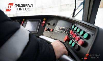 Застрявшую на путях маршрутку в Новосибирске пришлось толкать пассажирам