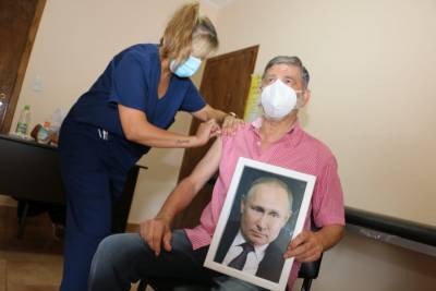 Мэр аргентинского города объяснил, почему привился от COVID-19 с портретом Путина