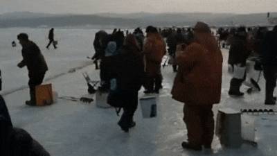 Десяткам рыбаков в Приморье пришлось спасаться бегством с отколовшейся льдины — видео