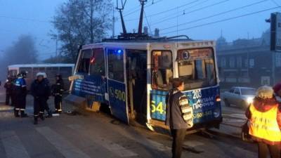 Иркутский трамвай с отказавшими тормозами протаранил девять автомобилей