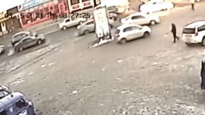 В Иркутске трамвай с отказавшими тормозами протаранил несколько машин — видео