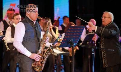 Игорь Артамонов сыграл липчанкам на саксофоне