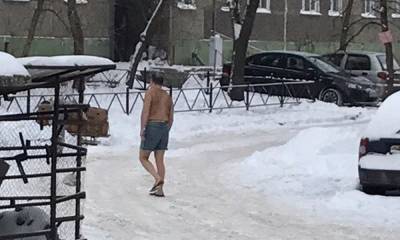Голый мужчина с веревкой на шее бегал на улице в Петрозаводске