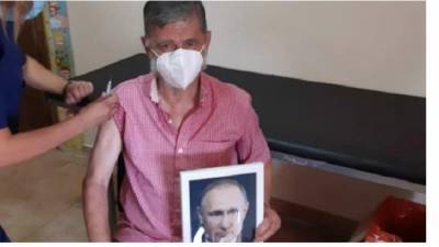 Мэр одного из аргентинских городов привился с портретом Путина в руках