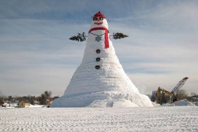 В Рыбинске слепят семиметрового снеговика