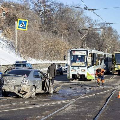 В Иркутске трамвай без тормозов протаранил девять автомобилей