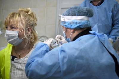 "Люди – в бедственном положении": Киев проваливает вакцинацию из-за политики