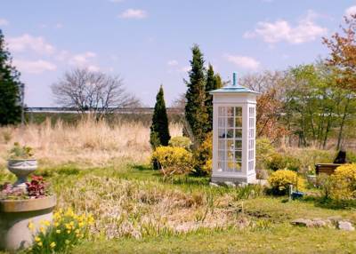 Японец построил телефонную будку для общения с умершими близкими