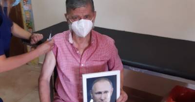 "Горжусь им": в Аргентине мэр вакцинировался "Спутником V" с портретом Путина в руках
