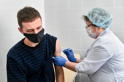 Мишустин назвал сроки завершения массовой вакцинации от коронавируса