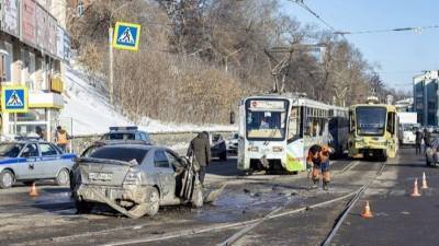 Неуправляемый трамвай в Иркутске снес девять автомобилей — видео