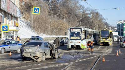 В Иркутске трамвай протаранил девять машин из-за отказавших тормозов