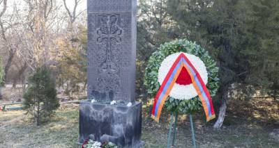 Венки у могилы и памятника Спарапету: президент Армении почтил память Вазгена Саркисяна