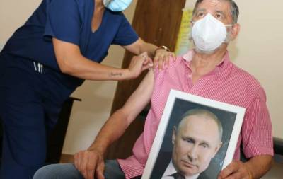В Аргентине мэр привился "Спутником V" с портретом Путнина в руках