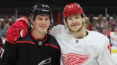 Братья Свечниковы впервые сыграли друг против друга в НХЛ