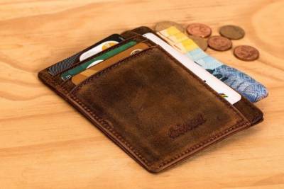 Великолучанка нашла кошелек с банковскими картами и пошла на шопинг