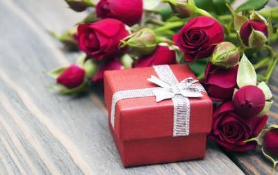 8 марта: лучшие подарки девушкам – цветы и бриллианты