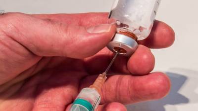 Роспотребнадзор одобрил применение вакцины "Вектора" для людей старше 60