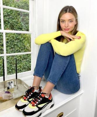 Лимонный джемпер + яркие кроссовки Dior: весенний образ Миранды Керр