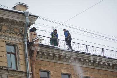 Наледь с 8 тысяч петербургских крыш очистили за три дня в феврале