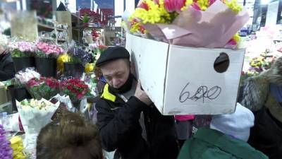 В преддверии 8 марта мужчины штурмуют цветочные магазины