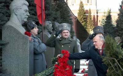 На Красной площади завершается церемония возложения цветов к могиле Иосифа Сталина