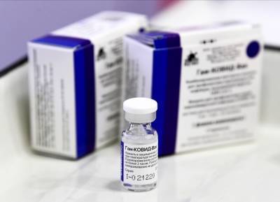 Вакцину «ЭпиВакКорона» разрешили применять для пожилых пациентов