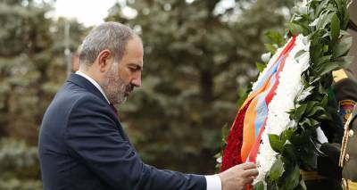 Пашинян почтил память Вазгена Саркисяна не в военном пантеоне, а в центре Еревана