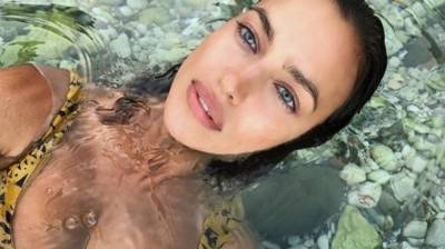 Российская модель Ирина Шейк порадовала фанов новым фото своего декольте