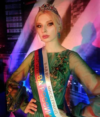 Смоленские красавицы привезли три короны с национального конкурса «Королева России»