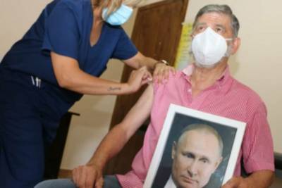 Мэр аргентинского города привился от COVID-19 с портретом Путина в руках: фото
