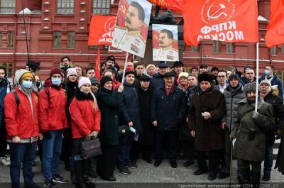 В Москве возложили цветы к могиле Сталина на Красной площади