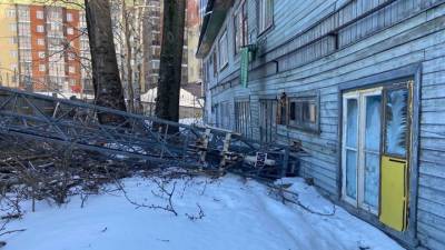 Строительный кран рухнул на жилой дом в Архангельске