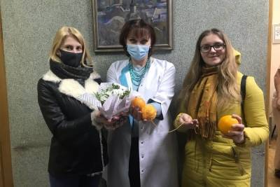 Смоленские волонтеры поздравили женский коллектив и пациенток онкологического хосписа