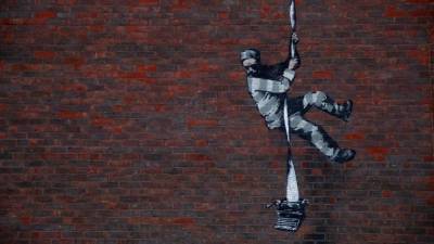 Оскар Уайльд - Приоткрывая завесу: Бэнкси чуть не попал на видео, рисуя свое новое граффити - 5-tv.ru - Ирландия