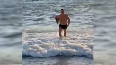 Пользователей Сети восхитило видео с выходящим из моря с цветами мужчиной