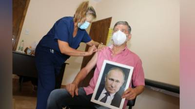 Мэр из Аргентины выразил признательность Путину во время вакцинации