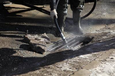 В областном центре усилили очистку ливневой канализации от наледи и снега