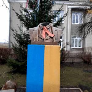 В Прикарпатье вандалы отрезали голову памятнику Шевченко. Фото
