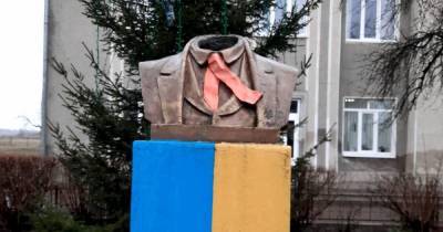 На Прикарпатье обезглавили памятник Шевченко в канун дня рождения (фото)