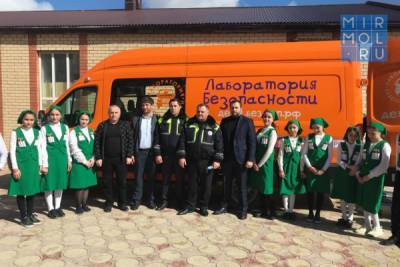 Школьникам Карабудахкентского района рассказали о правилах дорожного движения с применением лаборатории безопасности