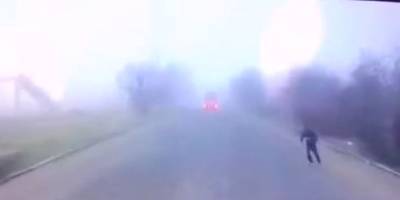 В Николаеве мужчина прыгнул под колеса грузовика, но остался жив - видео инцидента - ТЕЛЕГРАФ