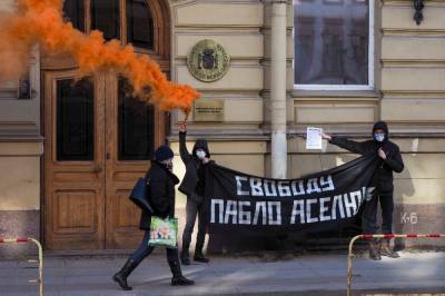 В Петербурге задержаны активисты, зажегшие дымовую шашку в поддержку испанского рэпера