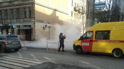 Трубу с горячей водой прорвало на улице Маяковского